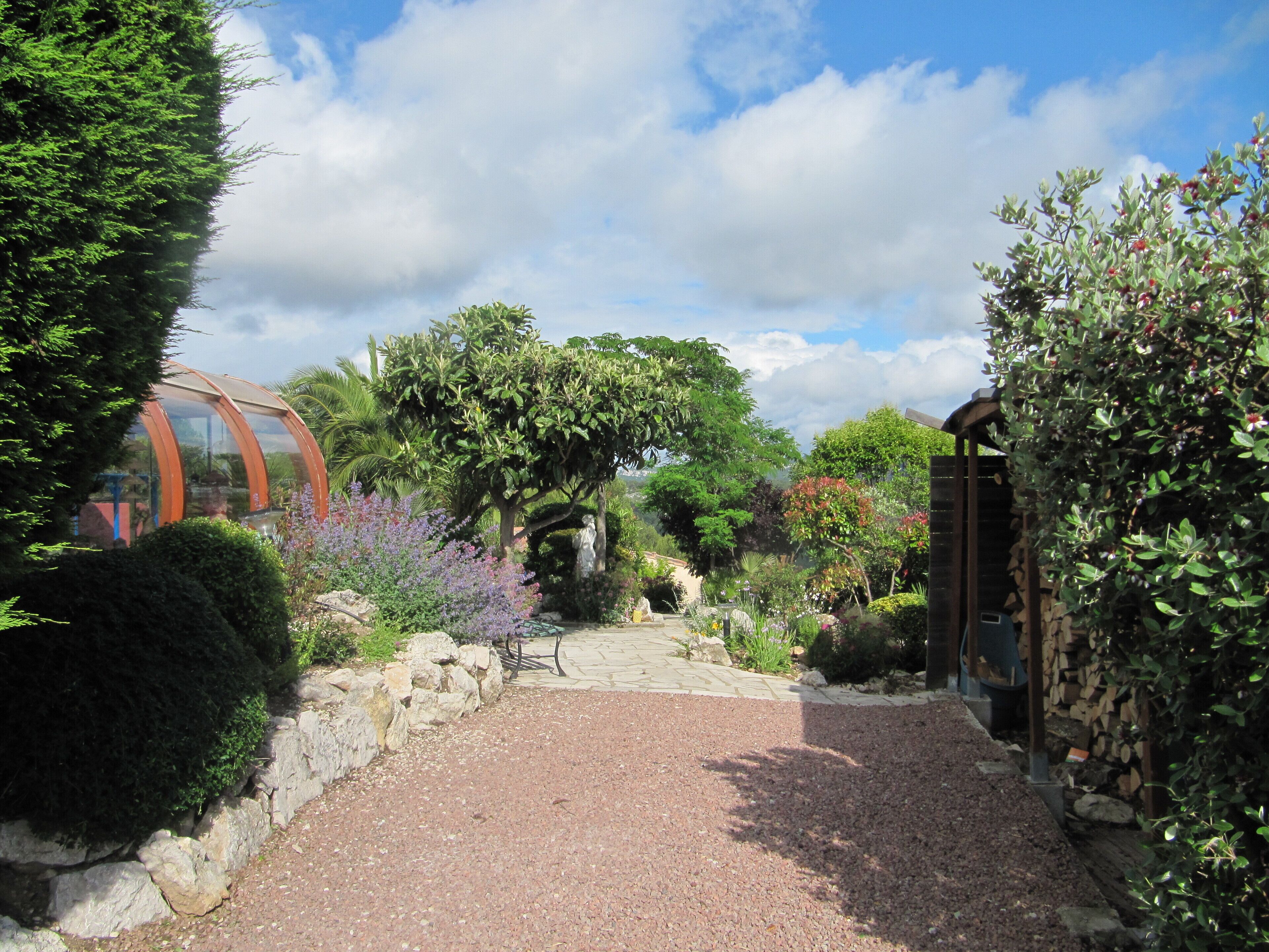 Independent studio for 2 people in Carnoux en Provence, haven of peace and rest.