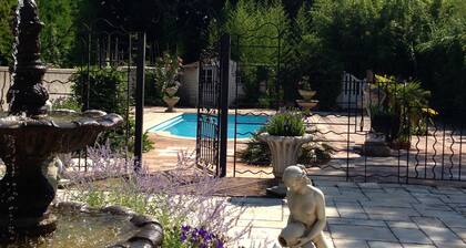 CASA MUY GRANDE Y AGRADABLE EN UN TENGO VERDE DE 4000 M² CON PISCINA