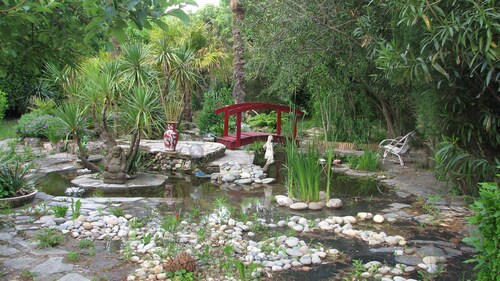 TRES GRANDE ET AGREABLE MAISON DANS UN HAVRE DE VERDURE DE 4000 M² AVEC PISCINE