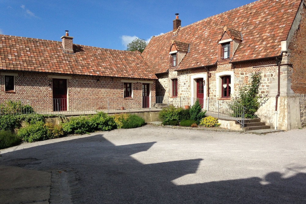 Cottage with pool at Domaine Du Vieux Chateau in Tingry on the Opal Coast