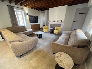 Télévision, cheminée, table de tennis de table, livres