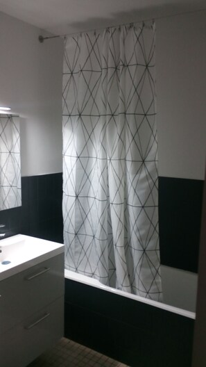 Bathtub, hair dryer, towels - Grand T1 in hyper-center in a classified building (Dijon)