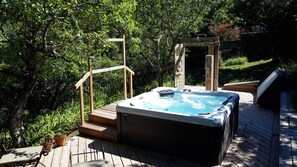 Outdoor spa tub