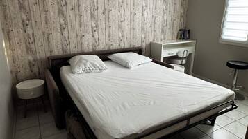 3 bedrooms, desk, WiFi (free)