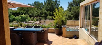 Villa entièrement climatisée avec grande piscine privée  