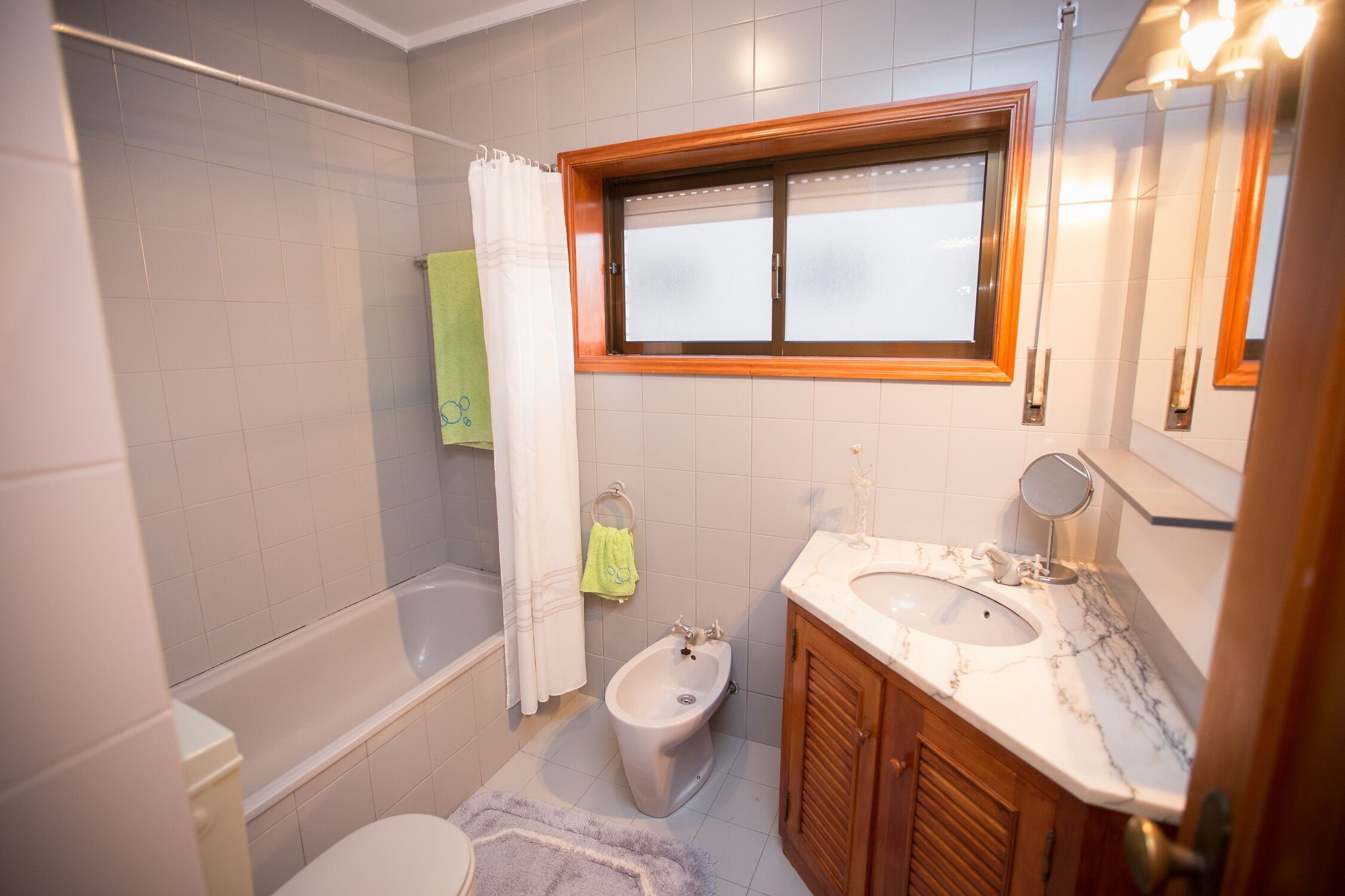 Een bad, een haardroger, een bidet, handdoeken