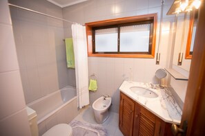 Baignoire, sèche-cheveux, bidet, serviettes fournies
