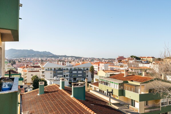 Une vue sur une ville, avec des bâtiments et une montagne au loin.