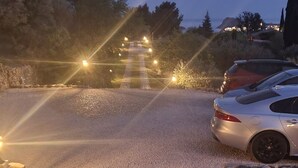 A paved pathway leading to a parking area with cars and a decorative fountain. - Charming maisonette ****, Pool with sea view, Golf, Spa, Quiet, Open spaces (Bouches-du-Rhône)