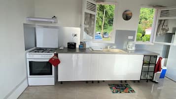 Fridge, microwave, oven, coffee/tea maker