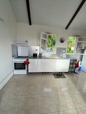 Fridge, microwave, oven, coffee/tea maker - Cathy's cocoon (Riviere-Pilote)