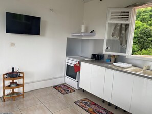 Refrigerador, microondas, horno y cafetera y tetera 