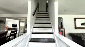 Eine Treppe mit schwarz-weißen Stufen, die zu einer Zwischenebene führen.