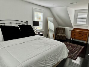 3 bedrooms, desk, iron/ironing board, travel cot