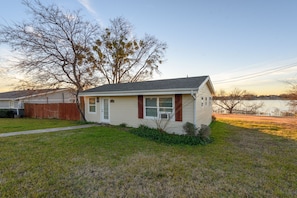 Exterior - Lakehouse Bungalow-Frisco Location (Frisco)