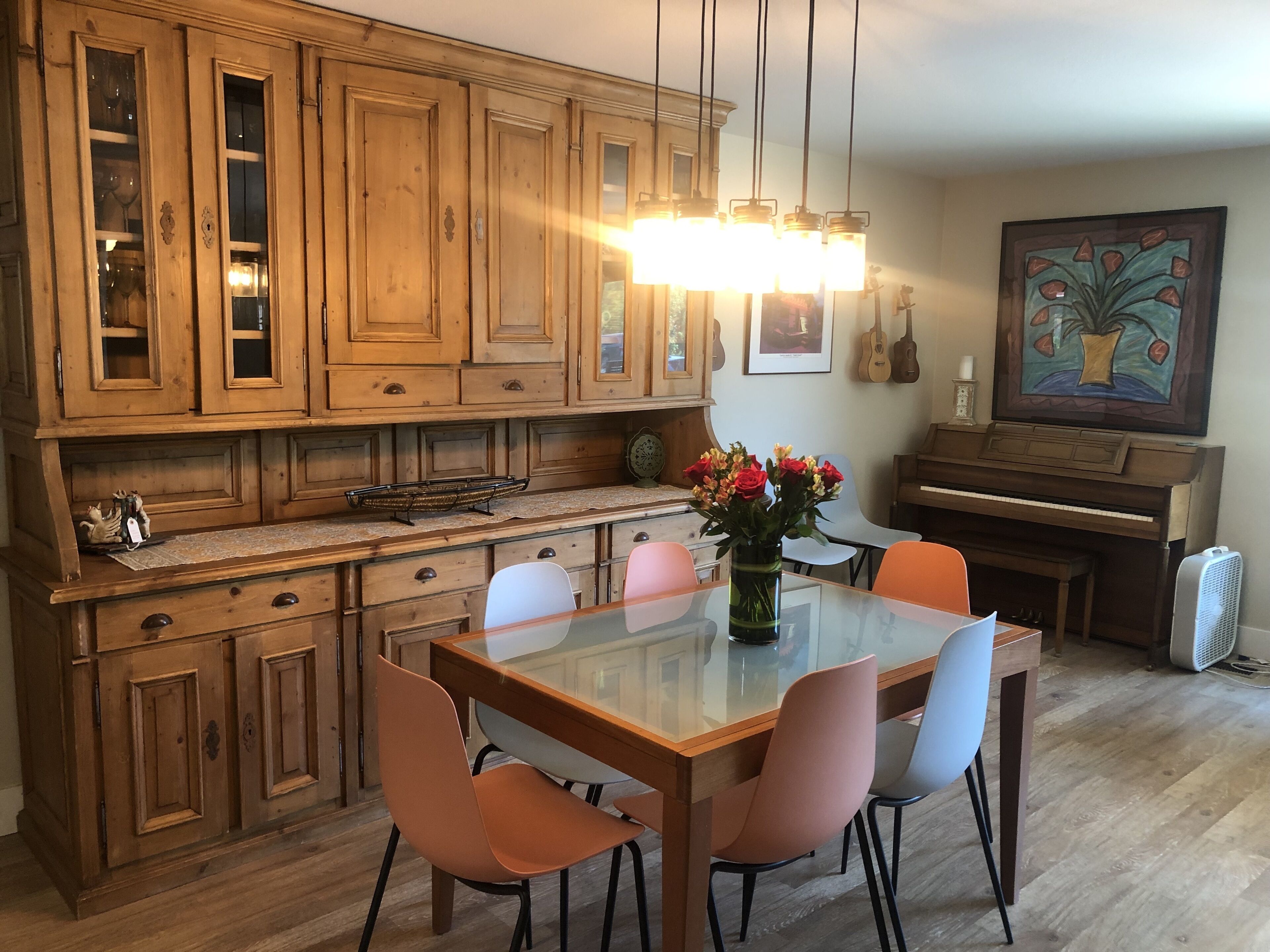 Chico Family Retreat with Pool~Bocce~Hot-tub~Lounge. Near park, downtown & CSU