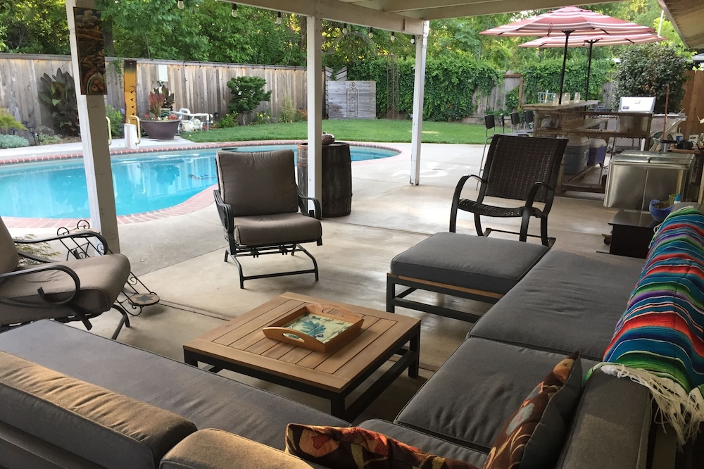 Chico Family Retreat with Pool~Bocce~Hot-tub~Lounge. Near park, downtown & CSU
