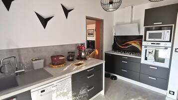 Réfrigérateur, micro-ondes, four, plaque de cuisson