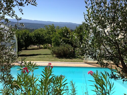 Bastide overlooking the Luberon and shelter on pool for 10/11 pers 1120/2200 € / week