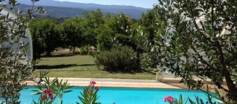 Bastide overlooking the Luberon and shelter on pool for 10/11 pers 1120/2200 ⏠/ week