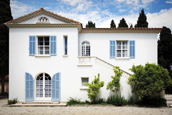 المنشأة من الخارج