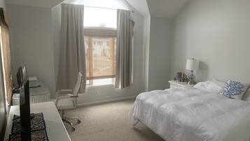 4 slaapkamers, een bureau, een strijkplank/strijkijzer, reisbedje