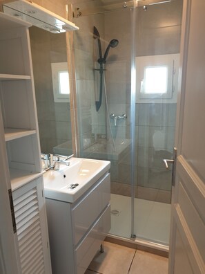 Shower, hair dryer, towels, toilet paper