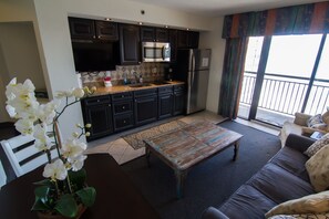 Living area - Beautiful renovated oceanfront condo with amazing views and 5 heated pools (North Myrtle Beach)