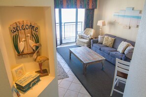 Living area - Beautiful renovated oceanfront condo with amazing views and 5 heated pools (North Myrtle Beach)