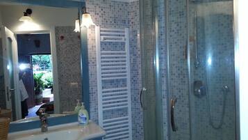 Dusche, Haartrockner, Handtücher, Seife