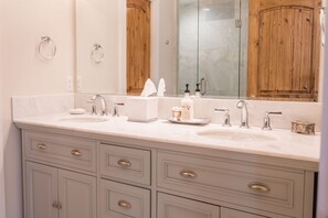 Ensemble douche/baignoire, sèche-cheveux, serviettes fournies, savon