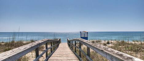 بالقرب من الشاطئ