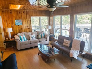 スマートテレビ、暖炉、テレビゲーム、DVD プレーヤー