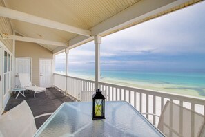 Outdoor spa tub - Beachfront walkway from deck to Beach!  Free Beach Set-up March-Oct,  Sleeps 10 (Seagrove Beach)