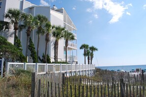 Exterior - Beachfront walkway from deck to Beach!  Free Beach Set-up March-Oct,  Sleeps 10 (Seagrove Beach)