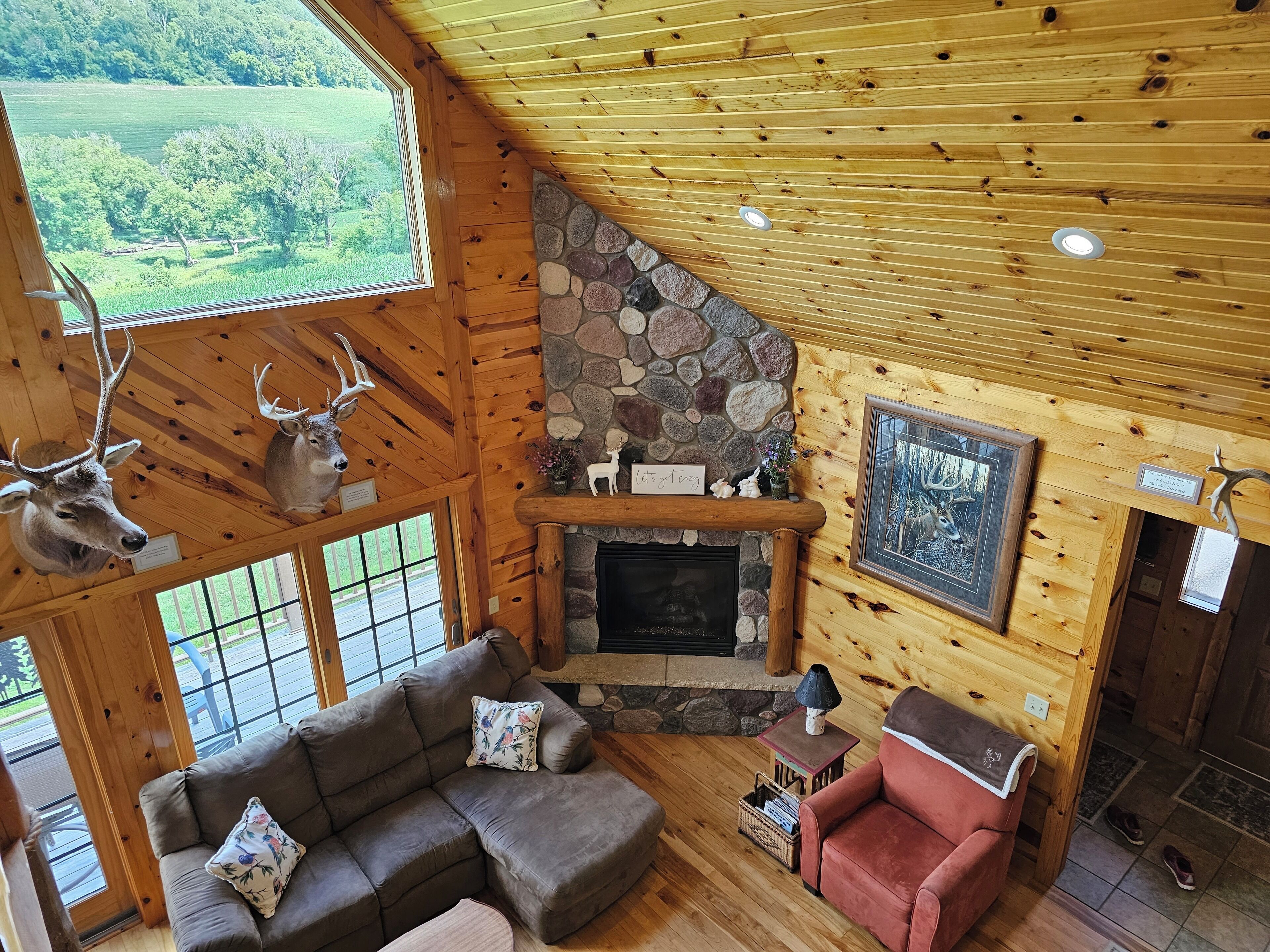Entire high-quality lodge well equipped and tranquil - See ALBINO deer!