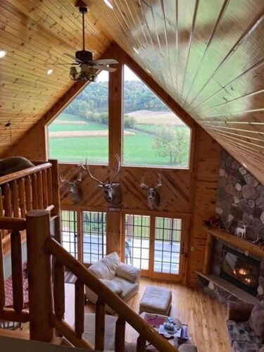 Entire high-quality lodge well equipped and tranquil - See ALBINO deer!