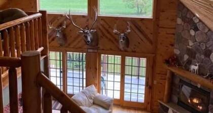 Entire high-quality lodge well equipped and tranquil - See ALBINO deer!