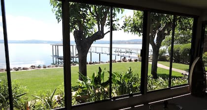 Hermosa casa frente al lago con vistas increíbles (15% de descuento en 3 noches o más en septiembre)