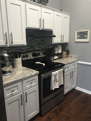 Een koelkast, een magnetron, een oven, een kookplaat