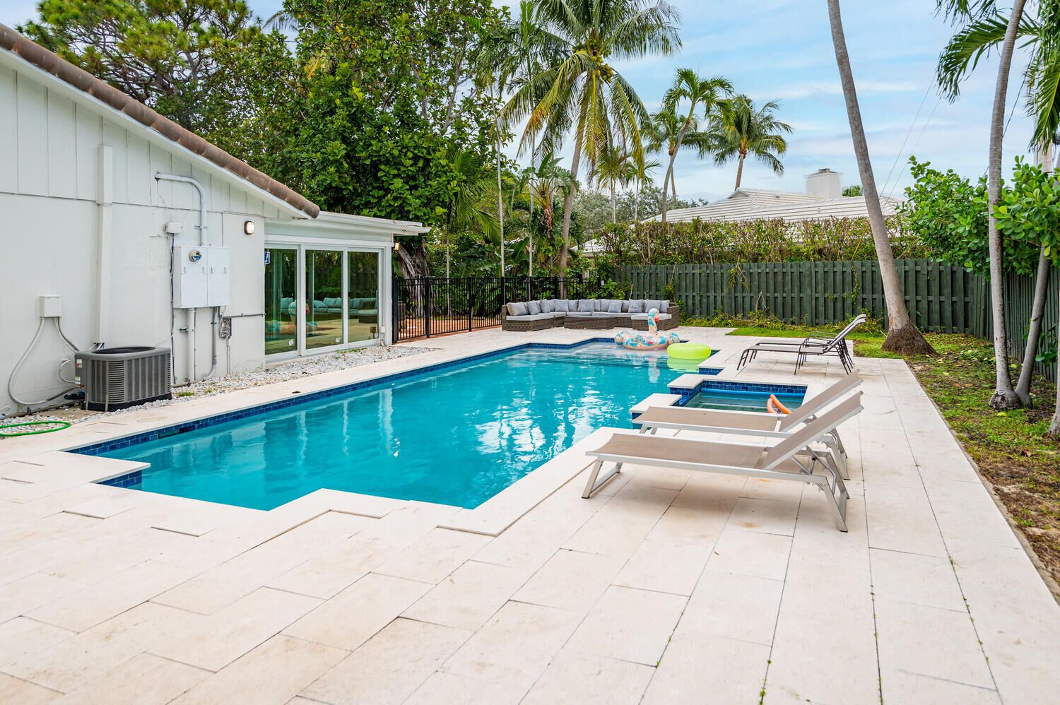 Heated pool w/ jacuzzi | 5 minutes to beach
