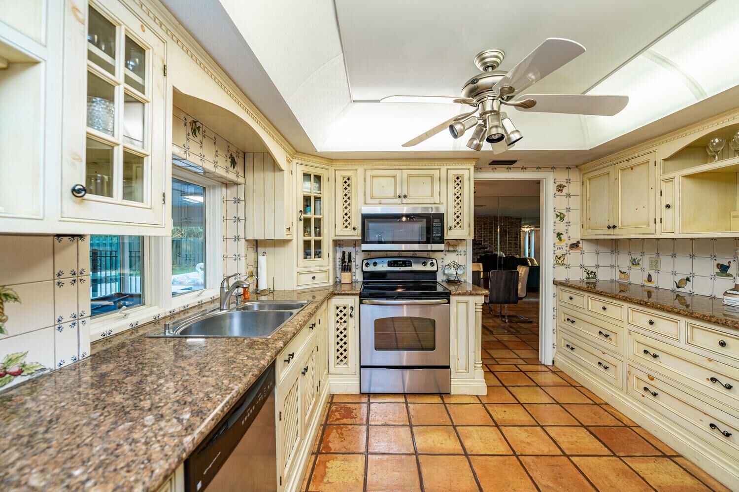 Heated pool w/ jacuzzi | 5 minutes to beach