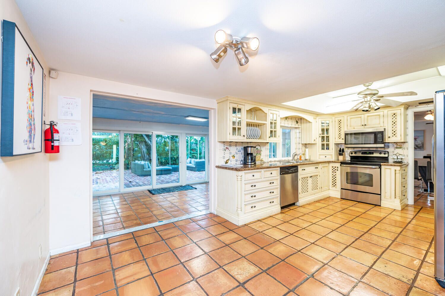 Heated pool w/ jacuzzi | 5 minutes to beach