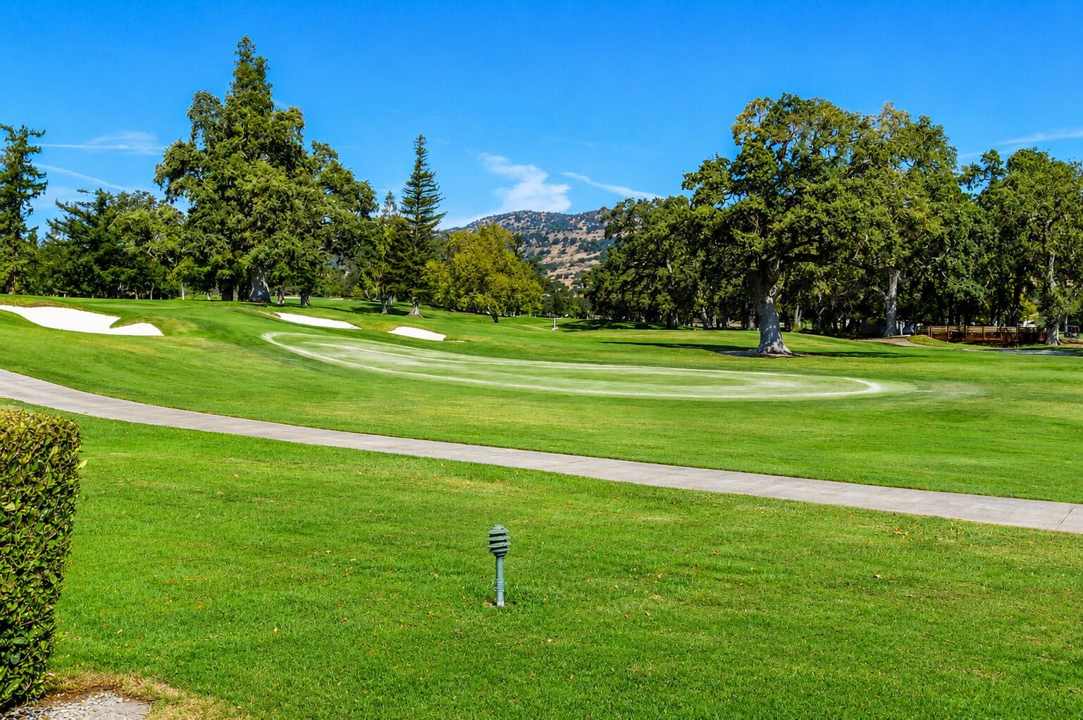 Un parcours de golf bien entretenu, avec des allées dégagées, des bunkers de sable et une grande variété d’arbres.