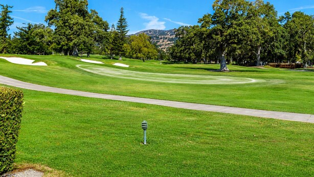 Un parcours de golf bien entretenu, avec des allées dégagées, des bunkers de sable et une grande variété d’arbres.