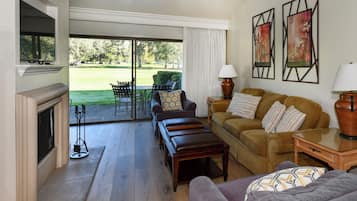 Een televisie en een open haard