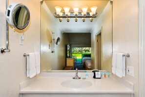 Bathtub, hair dryer, towels - Incredible Golf Course View at Silverado (Napa)