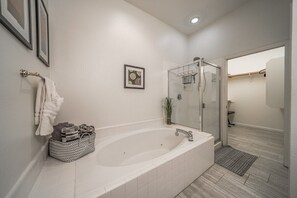 Combined shower/tub, eco-friendly toiletries, hair dryer