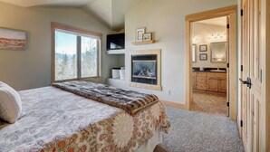 4 bedrooms, travel cot, free WiFi, bed sheets - Hot Tub. Awesome Views. Close to ski areas. Garage. Fully Stocked Kitchen. (Silverthorne)