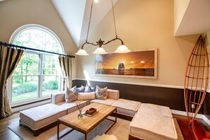 Una Smart TV, una chimenea, videojuegos, un reproductor de DVD